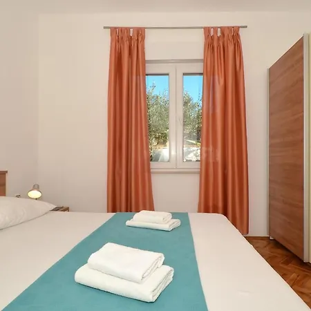 아파트 Apartment Una
